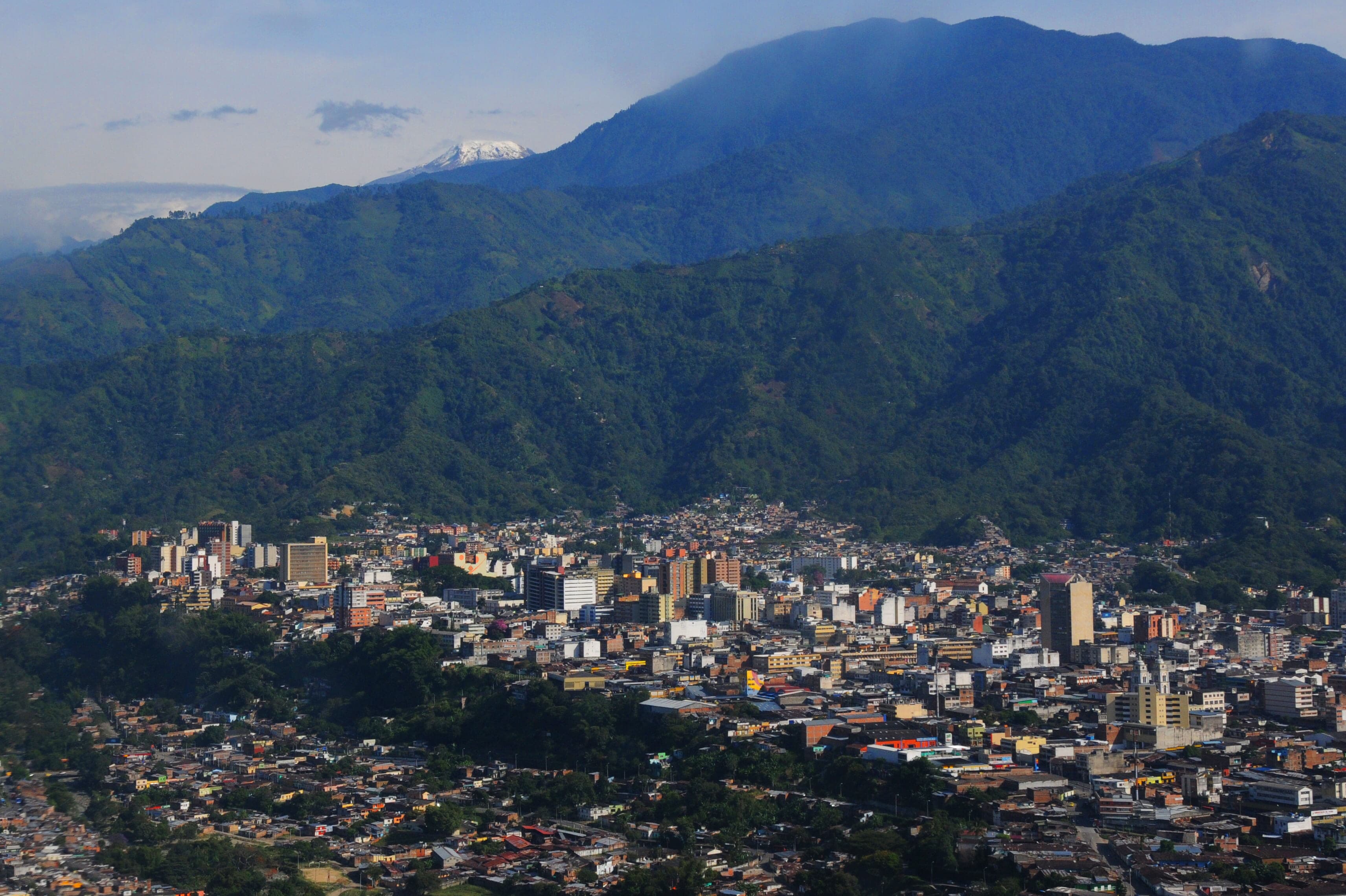 Vista panorámica de Ibagué con la cordillera del Tolima de fondo